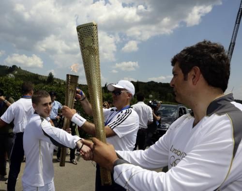 2012-05-10t120128z_01_oly234_rtridsp_3_oly-flame-adv78_reuters