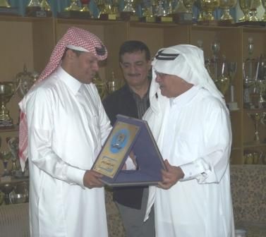 العدوان يقدم للمدلج درع النادي الفيصلي الأردني