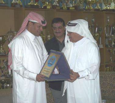 العدوان يقدم للمدلج درع النادي الفيصلي الأردني