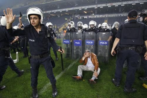 2012-05-12t201007z_01_ist16_rtridsp_3_soccer-turkey_reuters