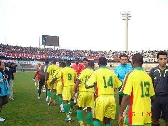 مصافحة الفريقين قبل مباراة الذهاب عدسة بن طاهر