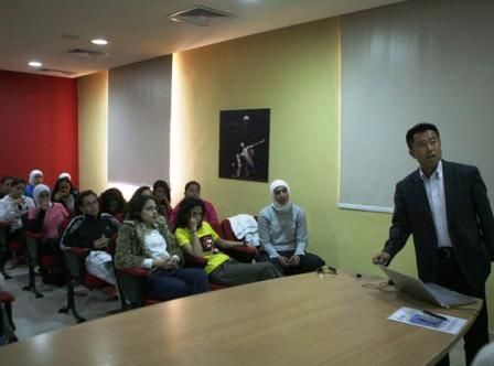 اوكياما يلقي محاضرة أمام لاعبات الأردن 