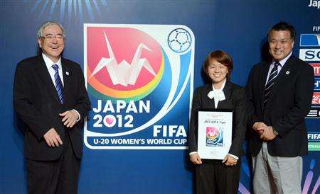 من اليمين تاشيما ومياما واوجورا يعرضون الشعار الرسمي للبطولة