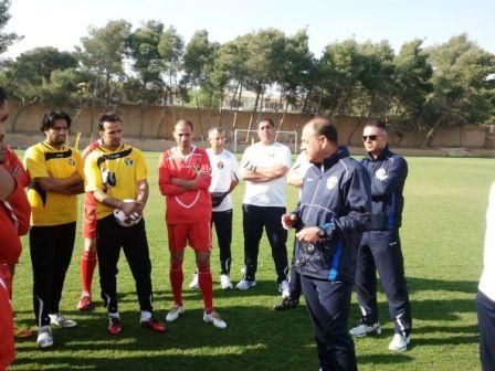 عدنان حمد يتحدث للاعبين خلال تدريب اليوم