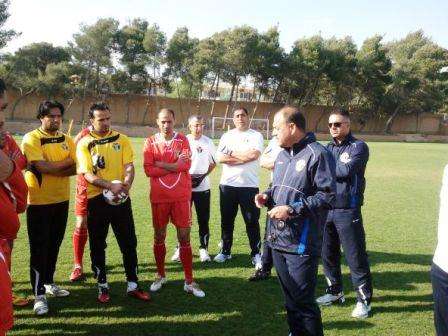 عدنان حمد يتحدث للاعبين خلال تدريب اليوم