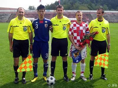 تاكويا ايوانامي ( الثاني من اليسار ) - صورة من الإتحاد الياباني لكرة القدم
