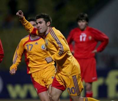 أدريان موتو قائد المنتخب الروماني سعيداً بتسجيله ثاني أهداف فريقه