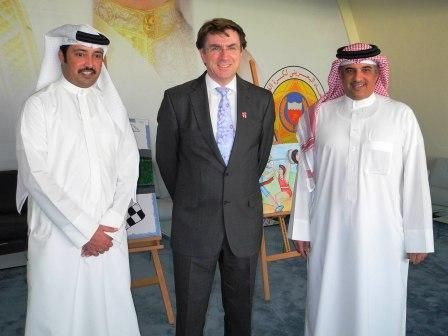 السفير البريطاني يتوسط الشيخ خالد بن عبدالله و الشيخ احمد بن حمد