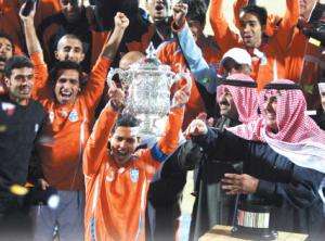 قائد كاظمة احمد المطيري يرفع كاس الحساوي للسوبر