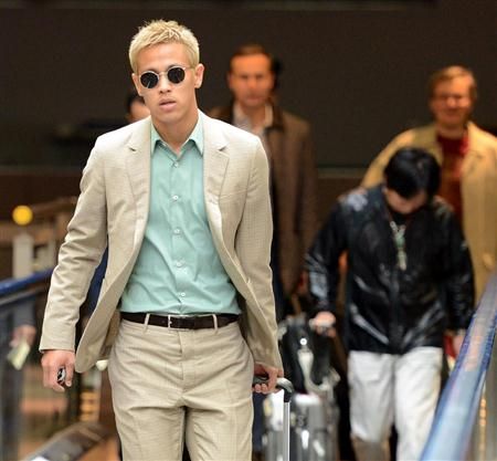 كيسوكي هوندا عند وصوله يوم أمس الثلاثاء لمطار ناريتا بطوكيو