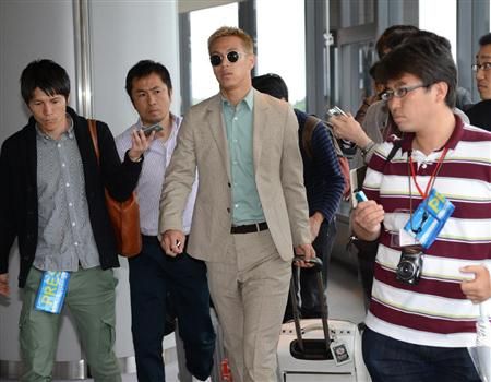 كيسوكي هوندا عند وصوله يوم أمس الثلاثاء لمطار ناريتا بطوكيو