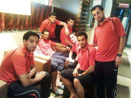 حجي  وعدد من اللاعبين في مقر بعثة المنتخب الأردني 