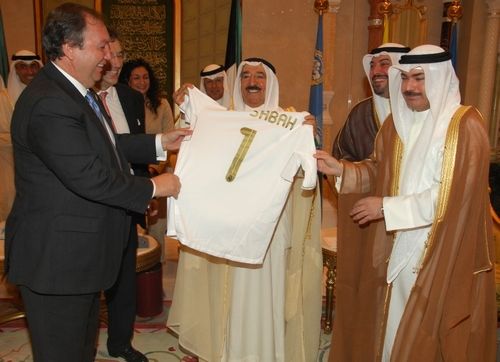 سفير الكويت يهدي قميص الريال لامير الكويت وعليه اسمه