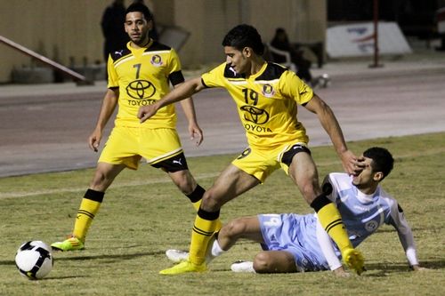 جانب من لقاء الذهاب بين فريقي الأهلي و الرفاع .. تصوير: زكي الشيخ