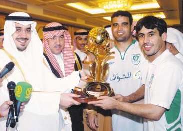 حسين عبدالغني وخالد بدره يستلمان الكأس من راعي المباراة