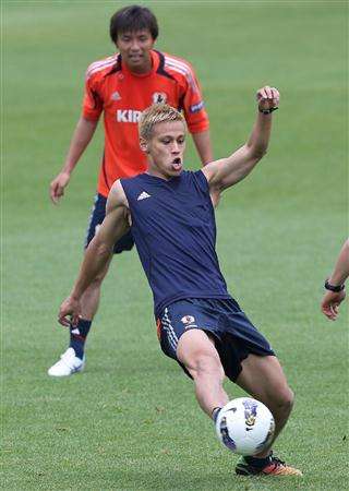 هوندا وخلفه تاكاشي إنوي في تدريبات الجمعة