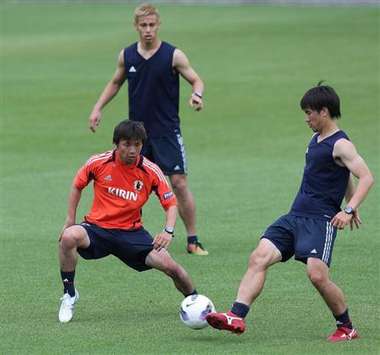 اوكازاكي ( يمين ) أمامه إنوي وهوندا في التدريب