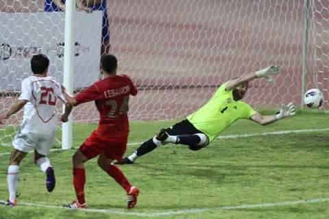 الدردور يسدد على مرمى اللبناني خلال مباراة أمس 