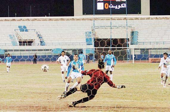 بشار عبدالله لحظة تسجيله لهدف المباراة الوحيد