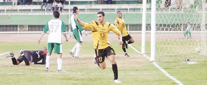 بدر المطوع فرحا بهدفه 