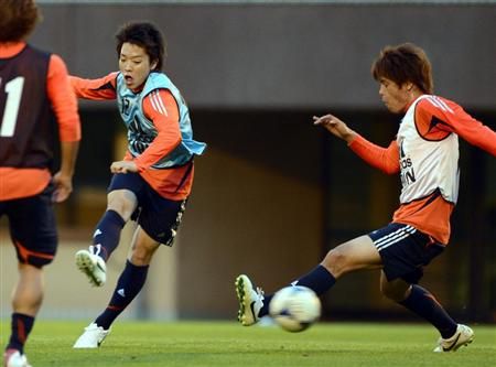 لاعب الوسط يوشياكي تاكاجي ( يسار ) في تدريب اليوم