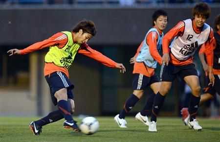 المهاجم يوكي اوتسو ( يسار ) في تدريب اليوم