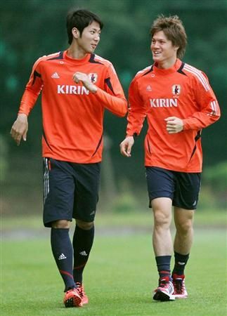 جوتوكو ساكاي ( يمين ) بجانب القائد كازويا يامامورا في تدريب اليوم