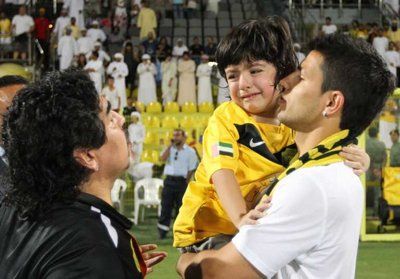 أجويرو مع مارادونا في التدريبات
