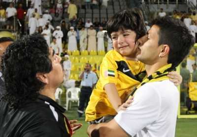 أجويرو مع مارادونا في التدريبات