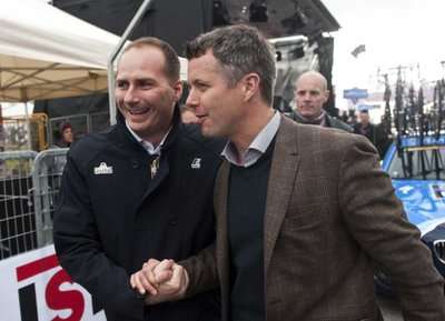 ميكيلي اكواروني ( يسار )