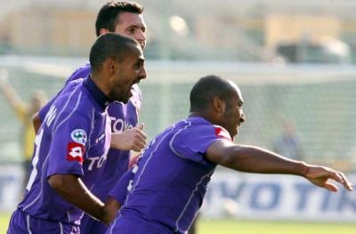 لاعبوا فيورنتينا فرحين باحد الاهداف 