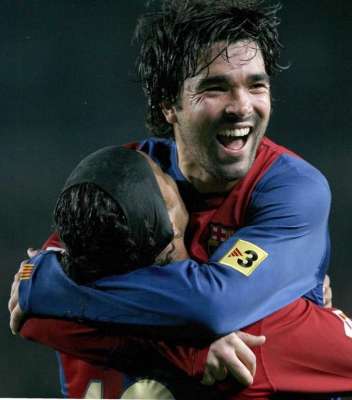 ديكو يحتفل مع رونالدينهو بالفوز