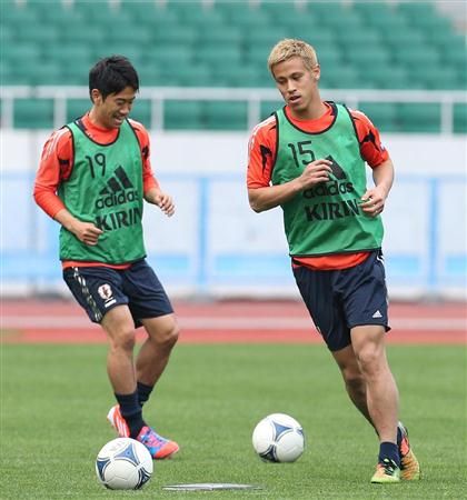 كيسوكي هوندا ( يمين ) بجانب شينجي كاجاوا فيمعسكر شيزوكا