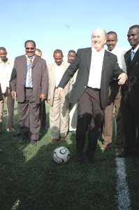 بلاتر سعيد وهو يلعب في استاد الخرطوم