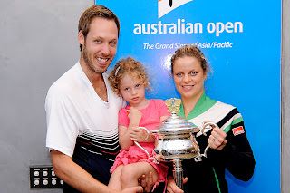 كيم مع لقب أستراليا وبجوارها زوجها وطفلتها جايدا 