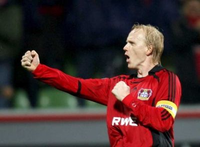 لاعب ليفركوزن راميلوف فرحا بهدفه 