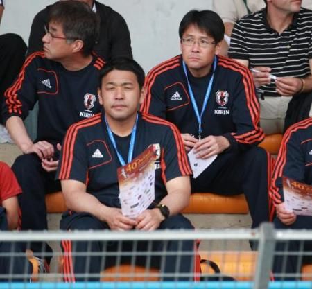 المدرب سيكيزوكا ( يمين ) يتابع مباراة المغرب والمكسيك