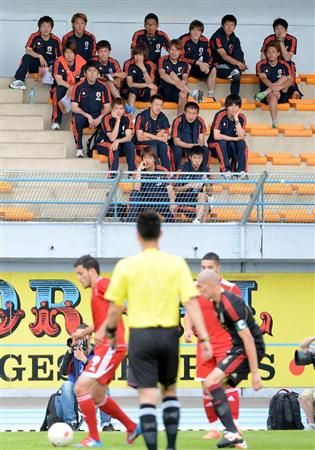لاعبي المنتخب الياباني يتابعون لقاء المغرب والمكسيك