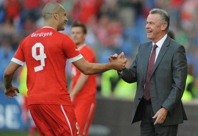 فرحه الجنرال اوتمار هيتسفيلد مدرب سويسرا بهدف ديرديوك الثالث