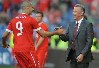 فرحه الجنرال اوتمار هيتسفيلد مدرب سويسرا بهدف ديرديوك الثالث