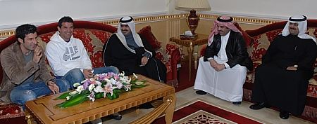 الشيخ فواز بن محمد (في الوسط) عند إستقباله لفيجو في مطار البحرين (على اليسار)<br>ويظهر في الصورة السيد خالد الدوسري مدير موقع كووورة (يمين)