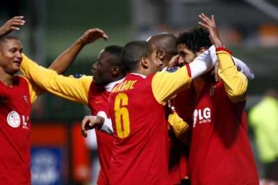 جمعة فرحا مع زملائه بالهدف الاول