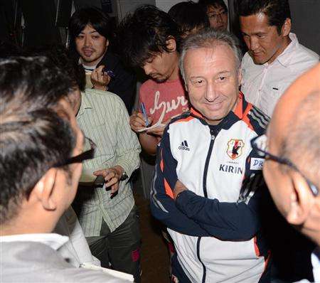 زاكيروني يتحدث مع الصحفيين اليابانيين عن منتخب عمان