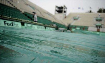 من أحد الملاعب التي تمت تغطيتها لهطول الأمطار 