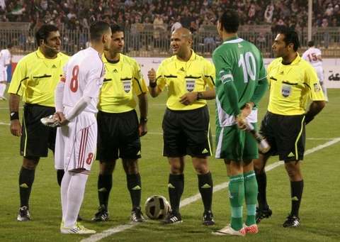 يونس محمود "العراق" بني ياسين "الأردن" قبل مواجهة المنتخبين الشقيقين بالدورالثالث. 