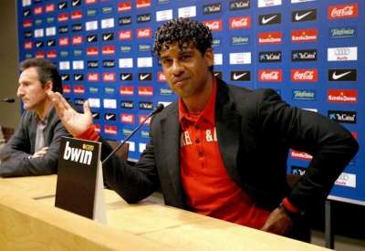 ريـكـارد يـتـحـدث أثـنـاء المؤتمـر الذي عقـد بعد حـل أزمـة إيتـو