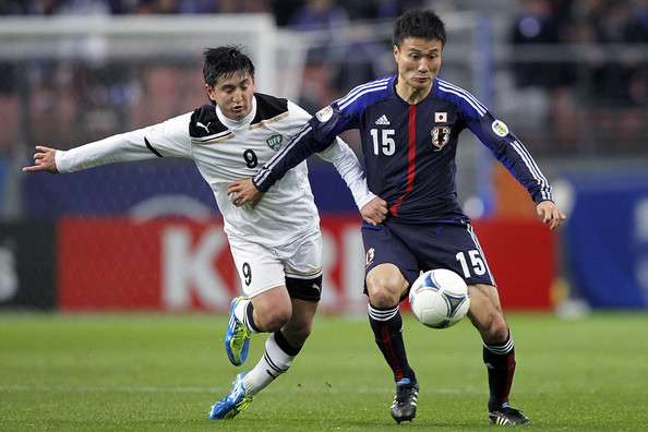 ياسويوكي كونو( يمين )