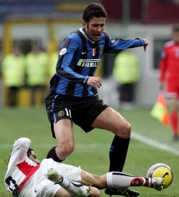 صراع على الكرة .