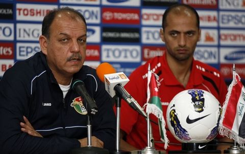حمد يتحدث في المؤتمر الصحفي وبجانبه حاتم عقل 