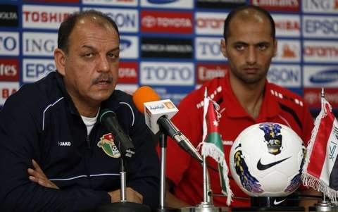 حمد يتحدث في المؤتمر الصحفي وبجانبه حاتم عقل 